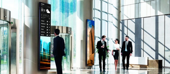 Фойе: ЖК-панели формата 32х9 для креативных инсталляций фото