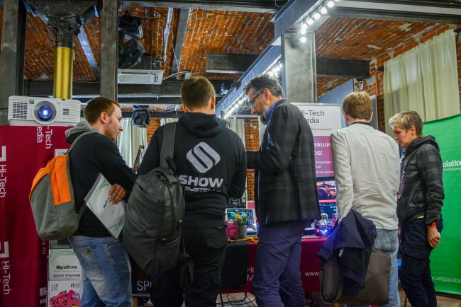 Живой интерес специалистов вызвал профессиональный стационарный AV-микшер