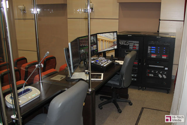 Зона переводчиков и пульт управления оператора