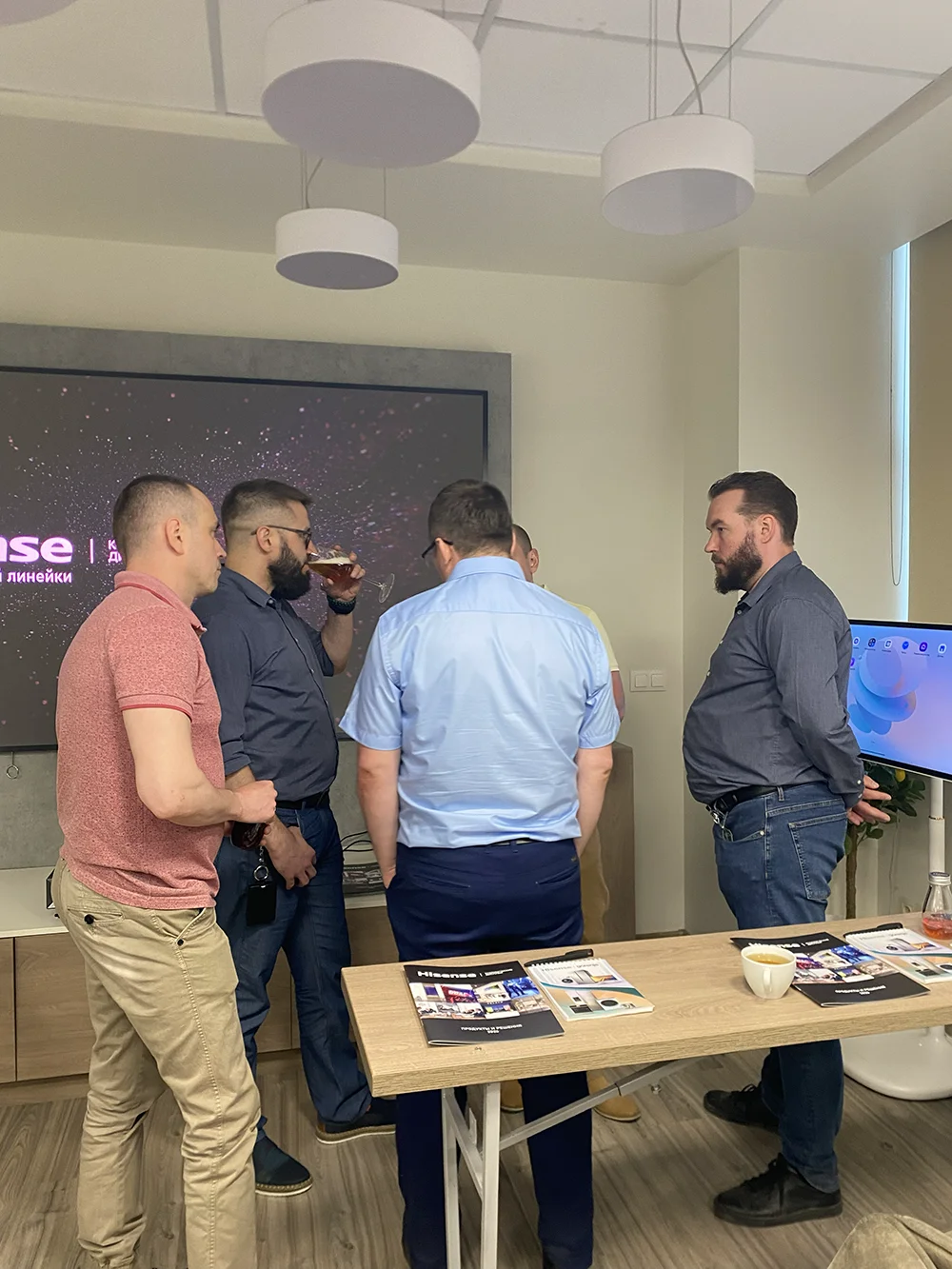 Hisense представили новые коммерческие дисплеи партнерам Hi-Tech Media, фото-1 Hisense представили новые коммерческие дисплеи партнерам Hi-Tech Media, фото-1