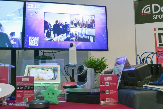 Обширная экспозиция мультимедийного оборудования